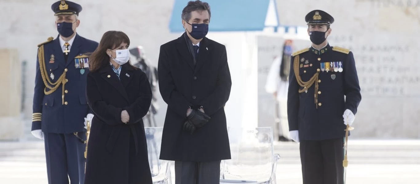 Τα μελανό σημείο της στρατιωτικής παρέλασης: Αδιάφορη με τα χέρια σταυρωμένα η Κ.Σακελλαροπούλου - Οι κοτζαμπάσηδες ζουν